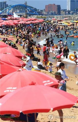▲ 9일 피서객 붐비는 동해안의 해수욕장 모습.