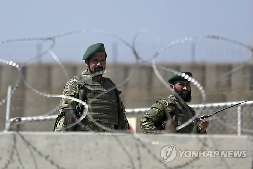 ▲ 2014년 8월 아프가니스탄 수도 카불의 아프간 육군 기지에서 군인들이 경계를 서고 있다.[AP=연합뉴스 자료사진]