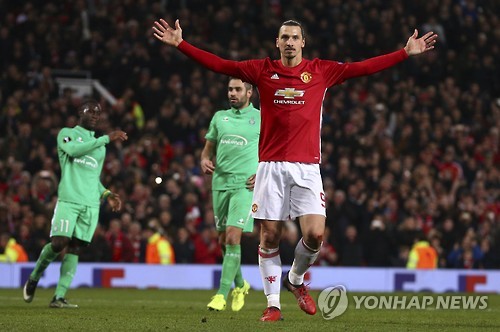 ▲ Manchester United's Zlatan Ibrahimovic celebrates after scoring during the Europa League round of 32 first leg soccer match between Manchester United and St.-Etienne at the Old Trafford stadium in Manchester, England, Thursday, Feb. 16, 2017 . (AP Photo/Dave Thompson)