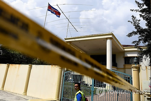 ▲ 말레이 경찰이 23일 쿠알라룸푸르의 북한 대사관 주변을 차단하며 경비하고 있다. [AFP=연합뉴스자료사진]