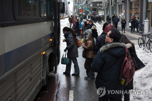 ▲ 뉴욕에서 버스를 기다리는 사람들 [AFP=연합뉴스 자료사진]