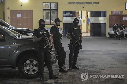 ▲ epa05805982 Members of the Royal Malaysian Police special operation forces stand guard inside the mortuary of the Forensic Department of the Kuala Lumpur General Hospital in Kuala Lumpur, Malaysia, 21 February 2017. According to reports, the North Korean embassy in Malaysia asked Malaysian authorities to hand over the body of 46-year-old North Korean named Kim Chol, who was allegedly assassinated at Kuala Lumpur's international airport in Malaysia on 13 February and whose body has been kept at the Kuala Lumpur General Hospital since the incident. Media reports state that Kim Chol, an alias apparently used by Kim Jong-nam, the half-brother of North Korean leader Kim Jong-un, was attacked by two women with chemical sprays.  EPA/STR MALAYSIA OUT