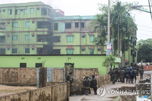 ▲ 26일 방글라데시 북동부 실레트에서 테러범 은신처로 사용되는 아파트 주변을 군인들이 포위하고 있다.[AFP=연합뉴스 자료사진]