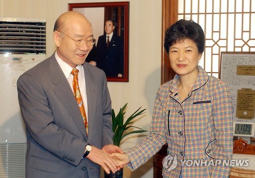 ▲ 2004년 박근혜 당시 한나라당 대표가 전두환 전 대통령을 만났을 때 모습. [연합뉴스 자료사진]