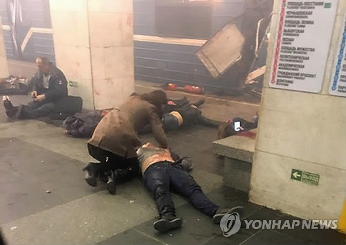 ▲ (상트페테르부르크 AP=연합뉴스) 러시아 제2도시 상트페테르부르크의 지하철 객차에서 3일(현지시간) 테러로 추정되는 폭발이 발생해 최소 10명이 사망하고 수십 명이 부상했다. 
    cjyou@yna.co.kr