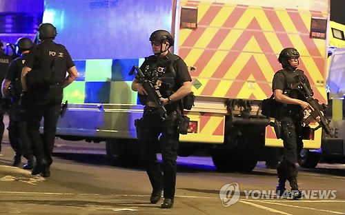 ▲ (런던 AP=연합뉴스) 22일(현지시간) 영국 북부 맨체스터 경기장에서 미국 팝가수 아리아나 그란데의 공연 중 폭발이 발생, 무장 경찰들이 현장에 출동하고 있다. 경찰은 이날 폭발로 19명이 사망하고 50여 명이 부상했다고 밝혔다. 경찰은 테러 가능성이 있다고 보고 정확한 상황을 수사 중이다.
    ymarshal@yna.co.kr