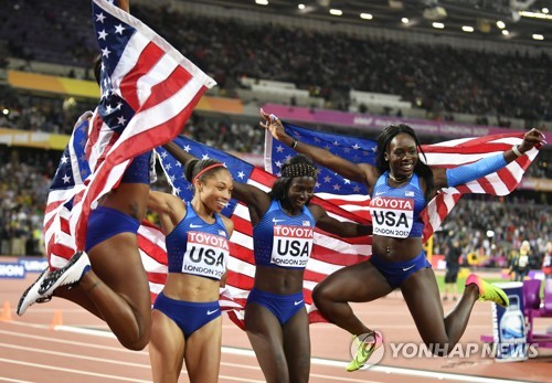 ▲ (런던 EPA=연합뉴스) 앨리슨 필릭스(왼쪽 두 번째)가 13일(한국시간) 영국 런던 올림픽 스타디움에서 열린 여자 400ｍ계주 결승에서 우승한 뒤 동료들과 기념 촬영을 하고 있다.