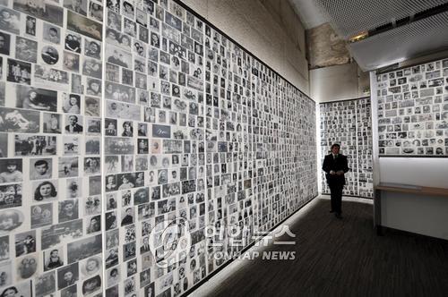 ▲ 파리 홀로코스트 기념관에 2차대전 당시 프랑스에서 추방돼 희생된 어린이들의 사진이 빼곡히 붙어있다. [EPA=연합뉴스 자료사진]
