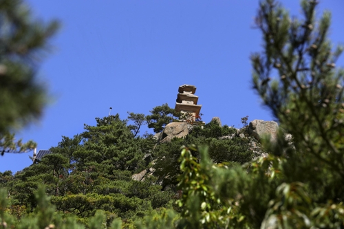 ▲ 계곡 아래에서 바라본 용장사지 삼층석탑(보물 제186호)