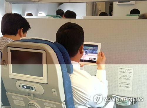 ▲ (도쿄=연합뉴스) 김재현 야구대표팀 타격코치가 14일 일본 도쿄로 가는 비행기에서 전력분석 영상 자료를 살펴보고 있다.