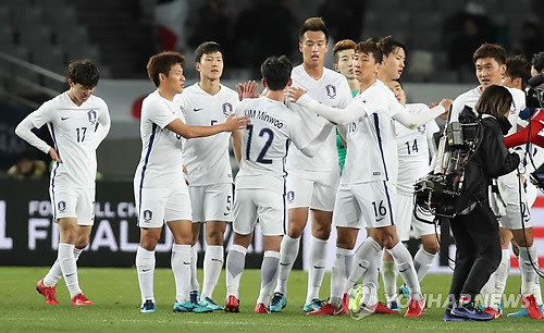 ▲ (도쿄=연합뉴스) 김주성 기자 = 12일 오후 일본 도쿄 아지노모토 스타디움에서 열린 '2017 동아시아축구연맹(EAFF) E-1 챔피언십' 남자부 2차전 한국 대 북한 경기에서 승리한 한국 선수들이 기뻐하고 있다. 한국은 이날 경기에서 후반18분 북한 리영철의 자책골로 1 대 0으로 승리했다. 2017.12.12 utzza@yna.co.kr