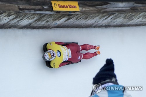 ▲ epa06433259 Sungbin Yun from South Korea in action during the Men's Skeleton World Cup in St. Moritz, Switzerland, 12 January 2018.  EPA/URS FLUEELER