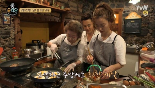 ▲ '윤식당2'에서 윤여정(왼쪽)과 정유미(오른쪽)이 요리에 열중하고 있다. tvN 화면 캡처.