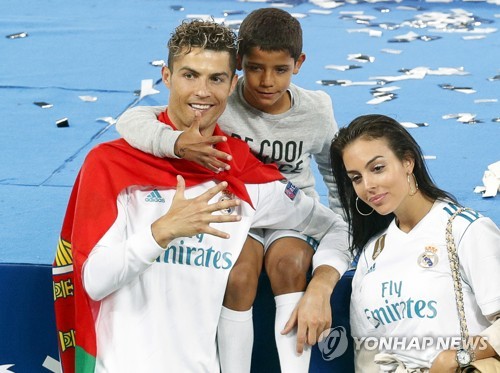 ▲ 레알 마드리드의 크리스티아누 호날두(왼쪽)가 가족과 함께 자신의 다섯번째 UEFA 챔피언스리그 우승을 자축하는 손동작을 펼치고 있다.(EPA=연합뉴스)