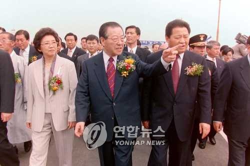 ▲ 김종필 총리가 1998년 4월 21일 충남 부여 백마강교 개통식에 참석해 도보로 개통된 다리를 건너고 있다. [연합뉴스 자료 사진]