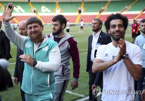 ▲ 체첸공화국의 람자 카디로프(왼쪽)와 이집트 대표팀의 무함마드 살라흐.(AP=연합뉴스)