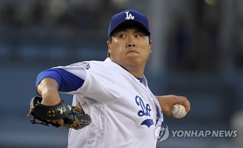 ▲ Los Angeles Dodgers starting pitcher Hyun-Jin Ryu throws winds up during the first inning of the team's baseball game against the San Francisco Giants on Wednesday, Aug. 15, 2018, in Los Angeles. (AP Photo/Mark J. Terrill)
