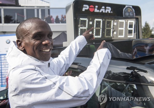 ▲ (베를린 DPA=연합뉴스) 엘리우드 킵초게(케냐)가 16일 독일 베를린에서 열린 2018 베를린 마라톤에서 2시간 01분 39초의 세계 신기록을 세운 뒤, 기록을 게시한 차량 앞에서 세리머니를 하고 있다.