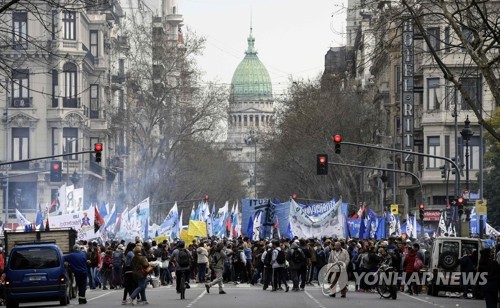 ▲ IMF 구제금융을 받는 아르헨티나에서 정부 경제정책에 반대 시위가 벌어지고 있다. [AFP=연합뉴스]