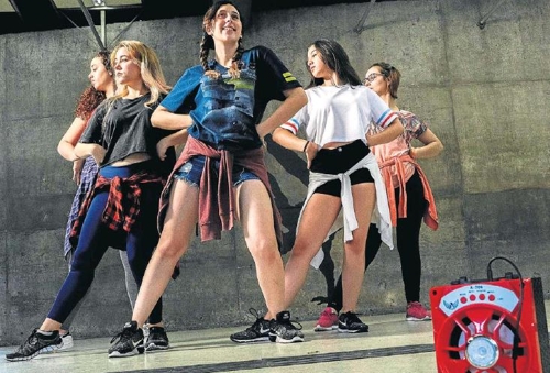 ▲ 상파울루 시립문화원에서 케이팝 음악에 맞춰 커버댄스를 연습하는 학생들 [브라질 일간지 에스타두 지 상파울루]