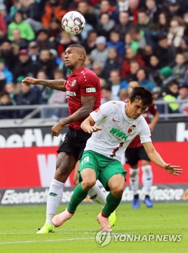 ▲ epa07123960 Hannover's Walace (L) in action against Augsburg's Koo Ja-cheol (R) during the German Bundesliga soccer match between Hannover 96 and FC Augsburg in Hanover, Germany, 27 October 2018.  EPA/FOCKE STRANGMANN CONDITIONS - ATTENTION: The DFL regulations prohibit any use of photographs as image sequences and/or quasi-video.