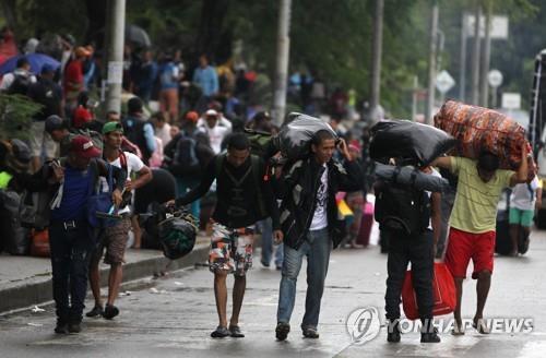 ▲ 콜롬비아 국경서 입국 심사를 기다리는 베네수엘라 이민자들 [EPA=연합뉴스 자료사진]