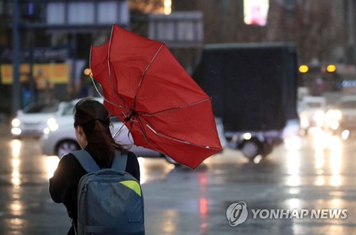 ▲ (서울=연합뉴스) 한종찬 기자 = 비가 내린 15일 오후 서울 광화문역 인근에서 시민들이 길을 건너고 있다.  saba@yna.co.kr