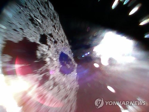 ▲ 탐사선 '하야부사2'에서 분리된 소형 로봇이 촬영한 소행성 '류구' 표면. [일본 우주항공연구개발기구(JAXA) 보도자료 캡처=연합뉴스 자료사진]