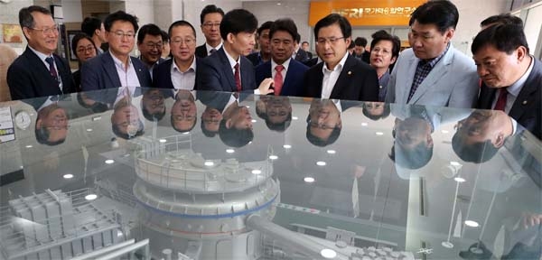 15일 대전 유성에 있는 국가핵융합연구소를 찾은 황교안 자유한국당 대표가 KSTAR(차세대 초전도핵융합연구장치) 시찰에 앞서  KSTAR 모형을 살펴보고 있다. 연합뉴스