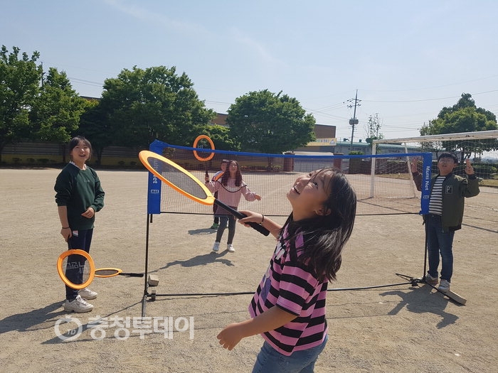 ▲ 신방초등학교 학생들이 운동장에서 놀이활동을 즐기고 있다. 신방초 제공