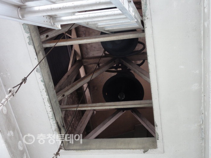 대전 대흥동 성당 100주년…50년 종 내려놓는 할아버지