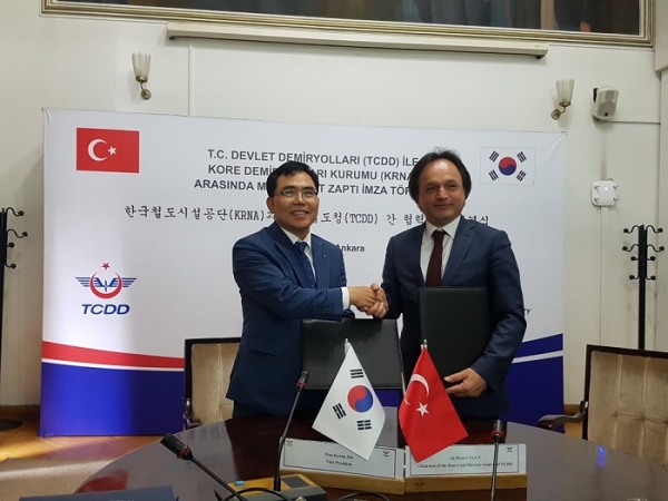 한국철도시설공단은 18일 터키 앙카라에서 철도청과 철도사업 협력을 위해 양해각서를 체결했다고 밝혔다. 한국철도시설공단 제공
