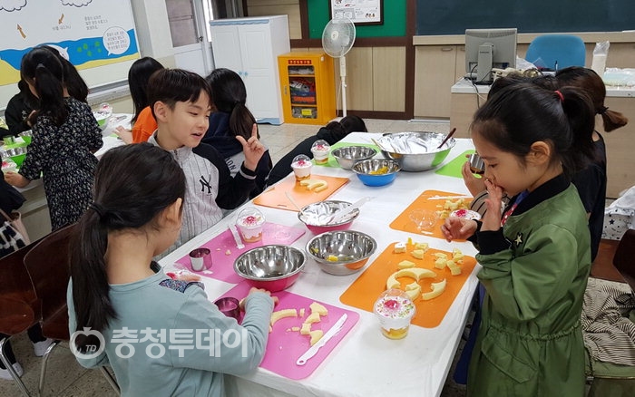 ▲ 대전도마초등학교 요리탐구부의 방과후학교 공개 부스에서 학생들이 요리체험을 하고있다. 대전도마초 제공