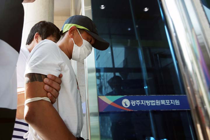 사진 = 베트남인 아내를 폭행한 혐의를 받고 있는 남편 A(36)씨가 8일 광주지법 목포지원에서 열린 구속 전 피의자 심문(영장실질심사)에 출석하고 있다. 연합뉴스