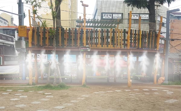 대전 동구는 폭염에 대비해 흥룡어린이공원에 쿨링포그 등 폭염저감시설을 설치 운영한다고 11일 밝혔다. 동구청제공