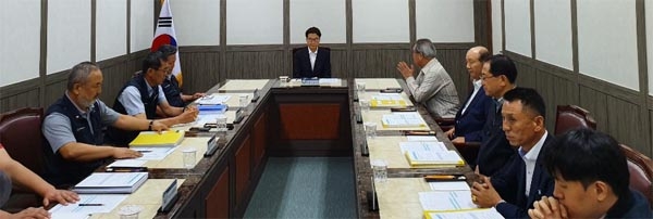 15일 대전시에 따르면 대전시내버스노조와 버스운송사업조합은 난항을 겪고 있는 임금단체 협상의 합의점을 찾기 위해 이날 버스조합 회의실에서 간담회를 열었다. 수습 김기운 기자