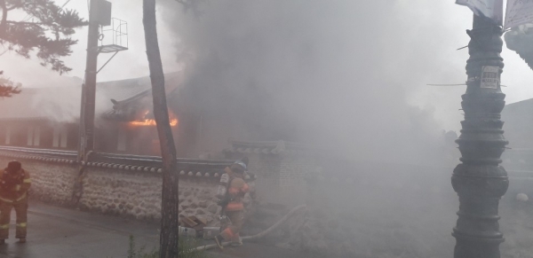 10일 공주한옥마을 태화관 화재 당시 진압장면, 공주소방서 제공
