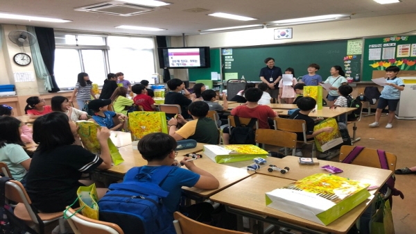 단국대학교의료원 환경보건센터가 지난 10일 천안 소재 신부초등학교(교장 이은옥)를 방문해 ‘찾아가는 자연체험 환경캠프’를 개최했다. 단국대의료원 제공.