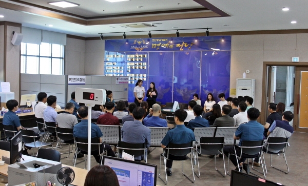 천안동남경찰서는 18일 대회의실에서 IBK기업은행 성새민 CS강사를 초빙해 ‘민원 서비스 향상 친절교육’을 실시했다. 천안동남서 제공.