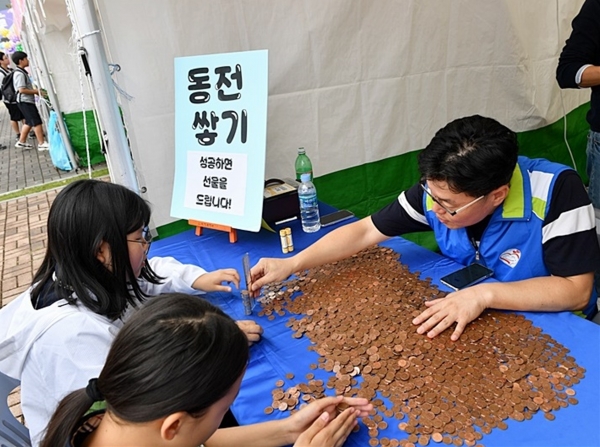 한국조폐공사는 대전 유성구 국립 중앙과학관 일대에서 개막된 '제5회 청소년 나Be 한마당'에서 청소년들에게 조폐 관련 직업을 소개했다고 26일 밝혔다. 한국조폐공사 제공