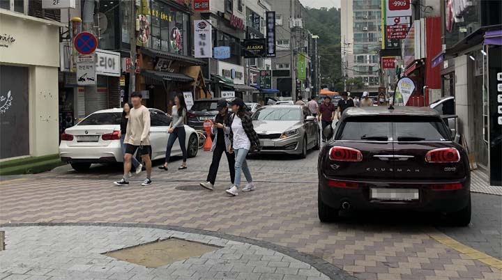 2일 대전 유성구 궁동 일원의 보행환경개선지구에서 보행자들이 차량을 피해 통행하고 있다. 사진=전민영