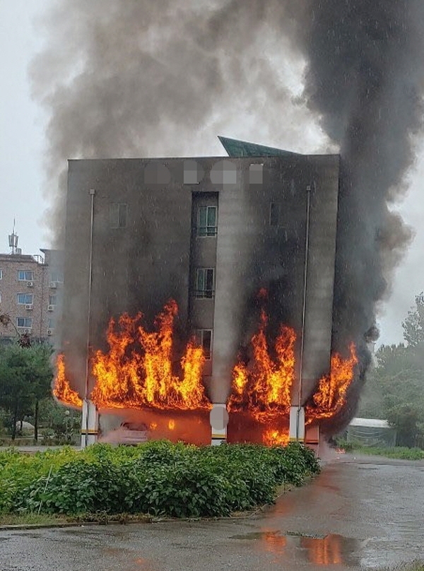 7일 오후 2시 30분경 천안시 동남구 병천면 소재 4층 건물에서 화재가 발생했다. 사진=한국기술교육대학교 학생 제공.