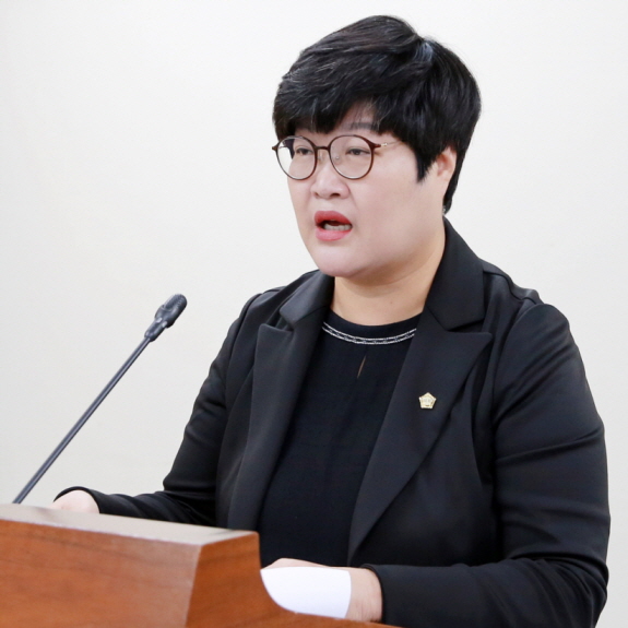아산시의회 김희영 의원이 15일 병역명문가에 대한 예우와 사회적 존경을 받는 분위기를 조성하기 위해 발의한 조례안의 취지를 설명하고 있다. 아산시의회 제공