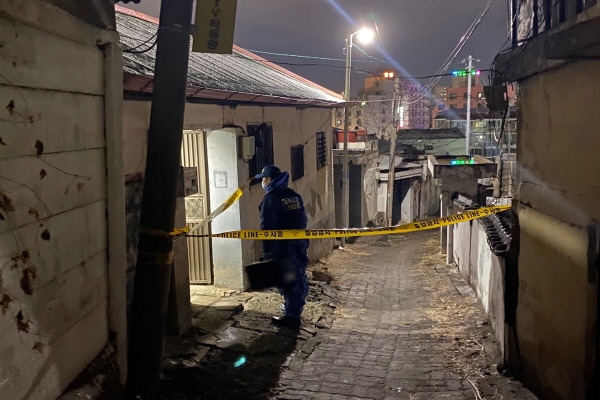 2일 오후 4시 55분경 천안 동남구의 한 주택에서 50대 여성이 불에 타 숨진 채 발견돼 경찰이 수사에 나섰다. 천안동남서 과학수사팀 직원이 현장 조사를 하고 있다.