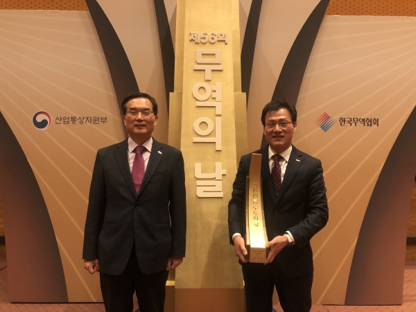 한국조폐공사는 서울 삼성동 코엑스에서 개최된 제56회 무역의 날 기념식에서 ‘7000만불 수출의 탑’을 수상했다고 5일 밝혔다. 한국조폐공사
