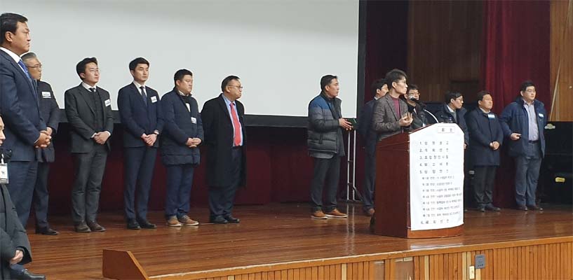 지난 7일 대전 유성초등학교에서 열린 장대B구역 시공사 선정 총회에서 임은수 조합장과 현대사업단·GS건설 관계자들이 최종 조합원들의 투표 결과를 기다리고 있다. 박현석 기자