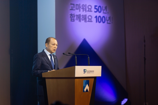 JB금융그룹 전북은행은 창립 50주년을 맞아 본점 3층 대강당에서 기념식을 갖고 새로운 100년을 위한 힘찬 출발과 도약을 다짐했다고 10일 밝혔다. 전북은행 제공