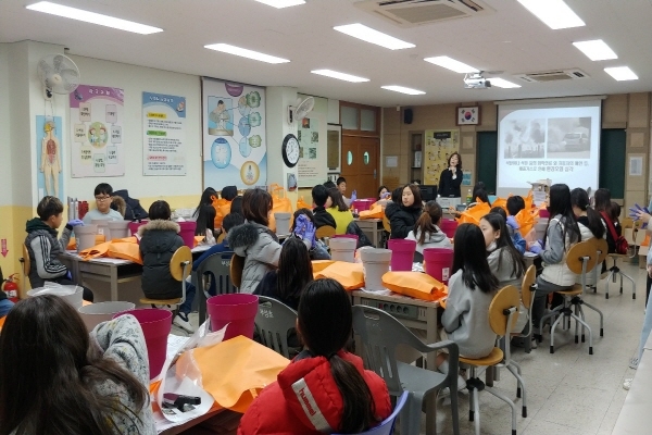 연암대학교가 지난 10일 충남 서산의 부성초등학교에서 ‘개인 미니정원 만들기’ 체험을 실시했다. 연암대 제공.
