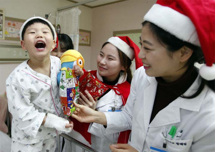 사진 = 산타클로스 의료진에게 크리스마스 선물을 받고 환히 웃고 있는 김태준(5세)군. 가톨릭대학교 대전성모병원 제공
