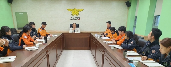 김성찬 아산소방서장 119구급대원들과 간담회를 갖고 있다. 아산소방서 제공